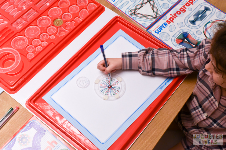 hacemos-disenos-geometricos-con-spirograph-de-fabrica-de-juguetes-4