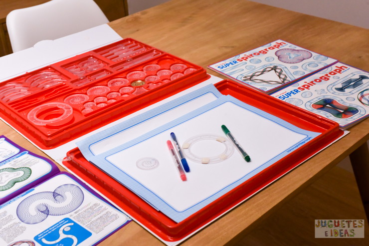 hacemos-disenos-geometricos-con-spirograph-de-fabrica-de-juguetes
